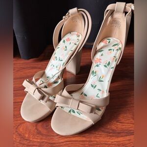 Draper James Nude Bow Block Heel Sandals with Floral Insole